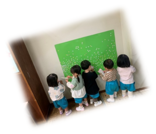 園庭やホールでの自由遊びの写真