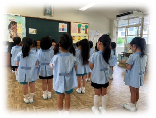 お祈りをしている子どもたちの写真